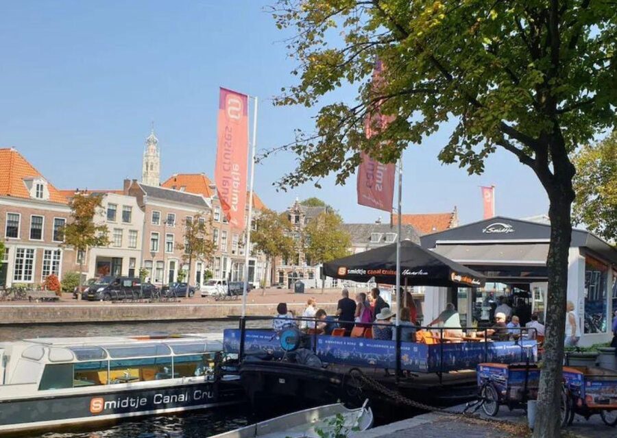 Haarlem: Sightseeing Canal Cruise through the City Center - Seasonal notes: bridges, spiders, and sound on the water
