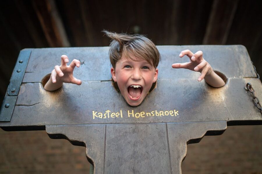 Hoensbroek: Entry Ticket to Hoensbroek Castle - Kids will enjoy the Discover the Castle Tour with 10 stamps