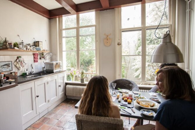 Learn to Make Dutch Pancakes in a Beautiful Amsterdam Canal House - Dessert apple pie, the way Fusina’s family does it