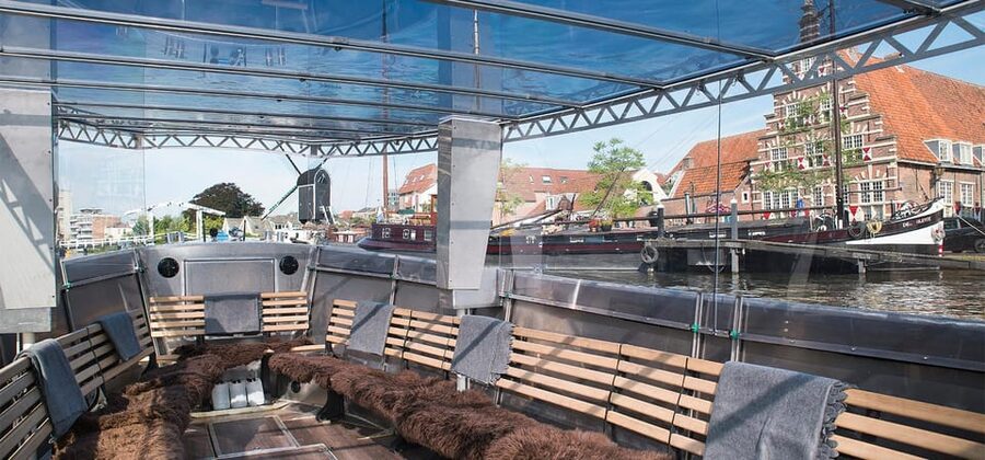 Leiden: Cruise through the Historic City Center with Guide - Comfort and Viewing: Duck Under Low Bridges, Watch the Sightlines