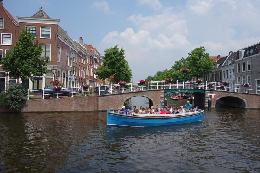 Leiden: Cruise through the Historic City Center with Guide - Where to Meet at Blauwpoortsbrug (And How to Start With a Drink)