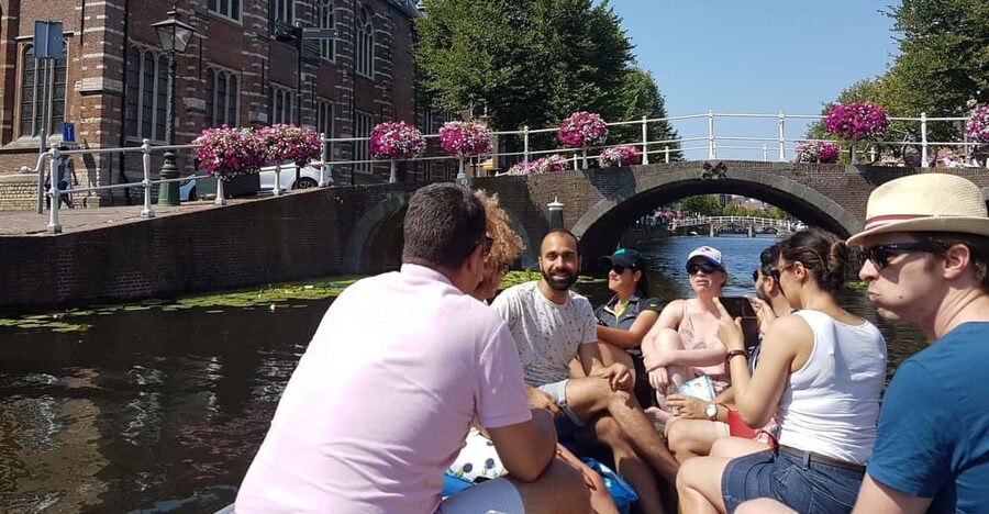Leiden: Electric Boat Rental - Your 2-hour loop: from city center canals to water-side parks