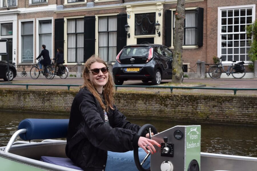 Leiden: Electric Boat Rental - Why the park stops along the water are the smartest part