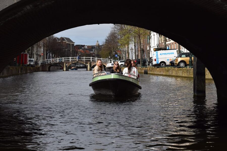 Leiden: Electric Boat Rental - Getting started at Aalmarkt 4, then learning the controls fast