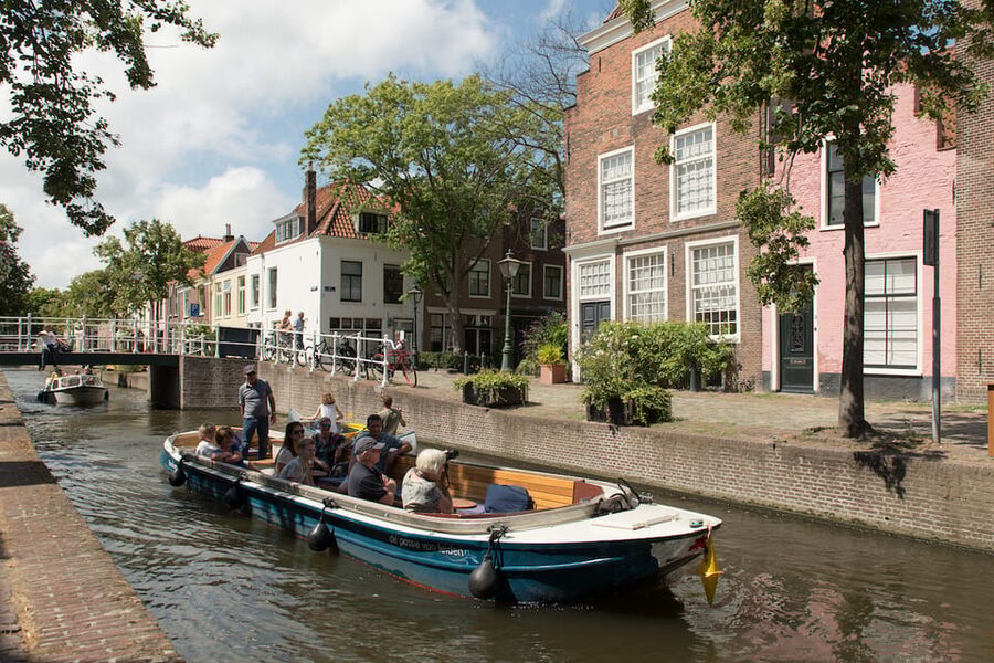 Leiden: Guided City Canal Cruise - The Captain’s Stories, Languages, and the Hearing Reality