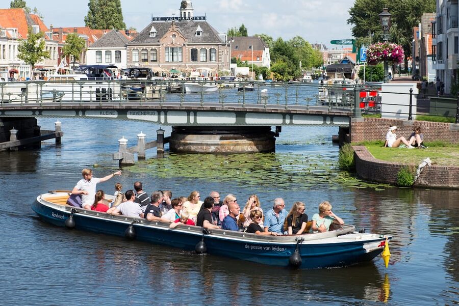 Leiden: Guided City Canal Cruise - The Small Extras: Drinks and Snacks Before You Cruise