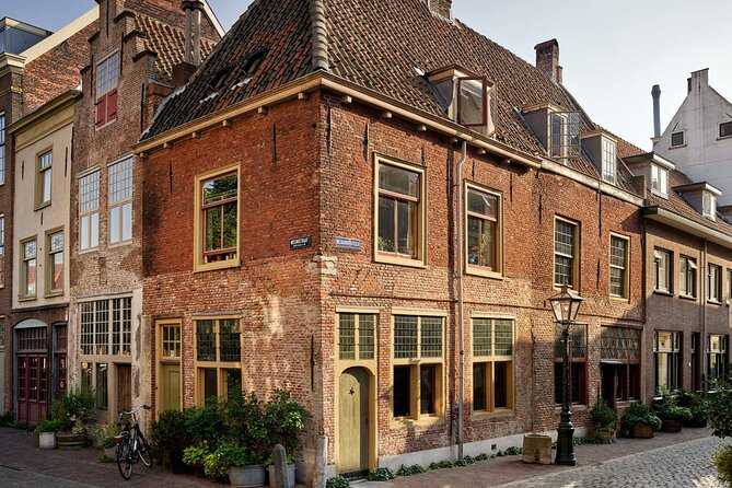 Leiden Tour with Live guide and Visit to Rembrandt's First Studio - Pieterskerk and Hooglandse Kerk, two church stops with different energy