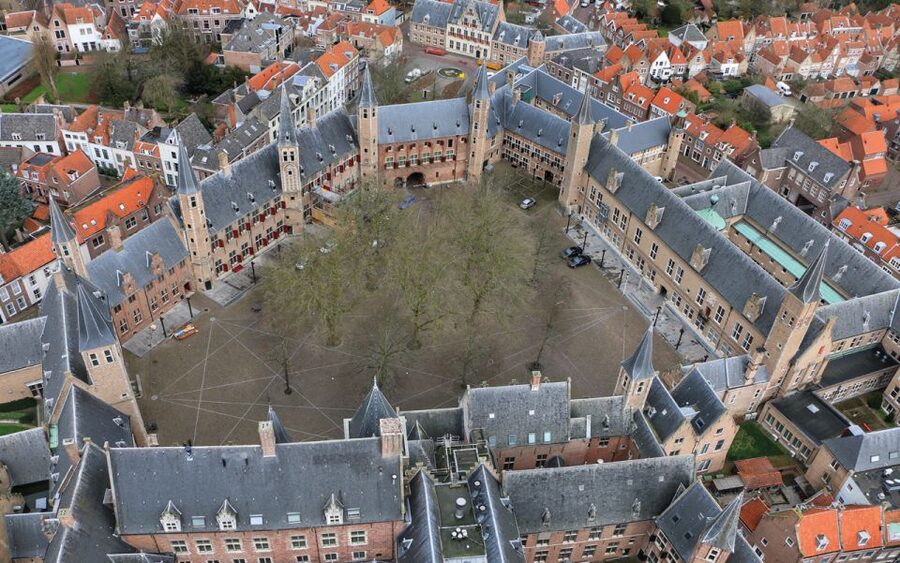 Middelburg: Guided City Walking Tour - Town hall and the Markt, your fast orientation to the old city