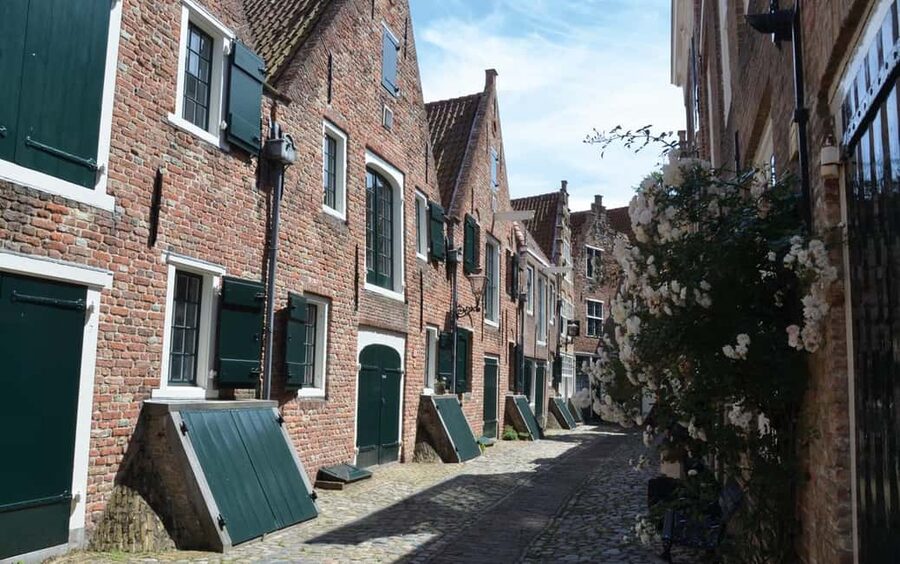 Middelburg: Guided City Walking Tour - Meeting at the Markt, and what the tour experience feels like