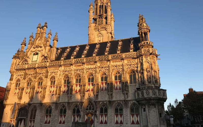 Middelburg: Guided Tour Townhall Middelburg - Reading the façade: gargoyles, counts, countesses, and window details