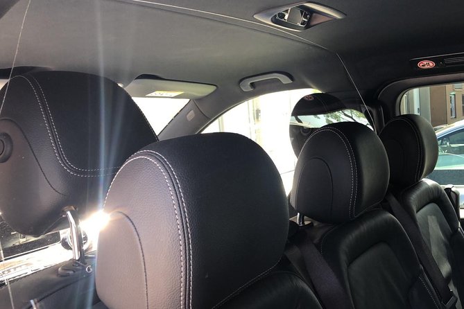 Private Amsterdam Departure Transfer to AMS Schiphol Airport - Pickup experience in Amsterdam, hotel reception to doorstep ease