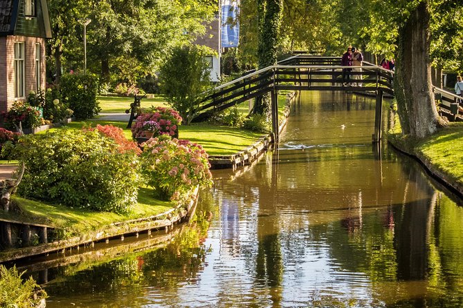 Private Day Trip from Amsterdam to Giethoorn including boat tour - The Giethoorn Walking Tour: How to Read the Village
