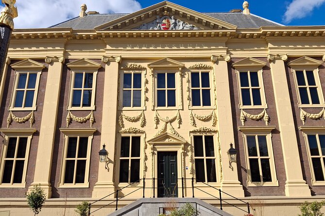 Private Guided City Tour of The Hague & Mauritshuis Museum Entry - Standbeeld Haagse Harry: a statue with local comic-book humor