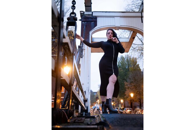 Private Photo Session in Amsterdam - Damrak 13-15: start by the dancing houses, then get moving