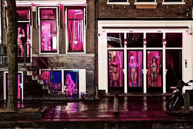 Red Light District Primetime Private Tour for 18+ Only - Stop 1: Saint Nicholas Basilica, the “set the stage” moment