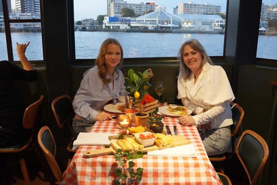 Rotterdam: Pizza Cruise - Two hours of Rotterdam skyline and harbor views