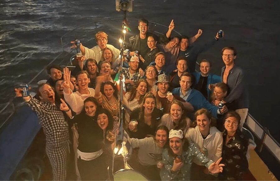 Rotterdam: Pub Cruise with Drinks and Bites - Music, hosting, and how the vibe stays friendly