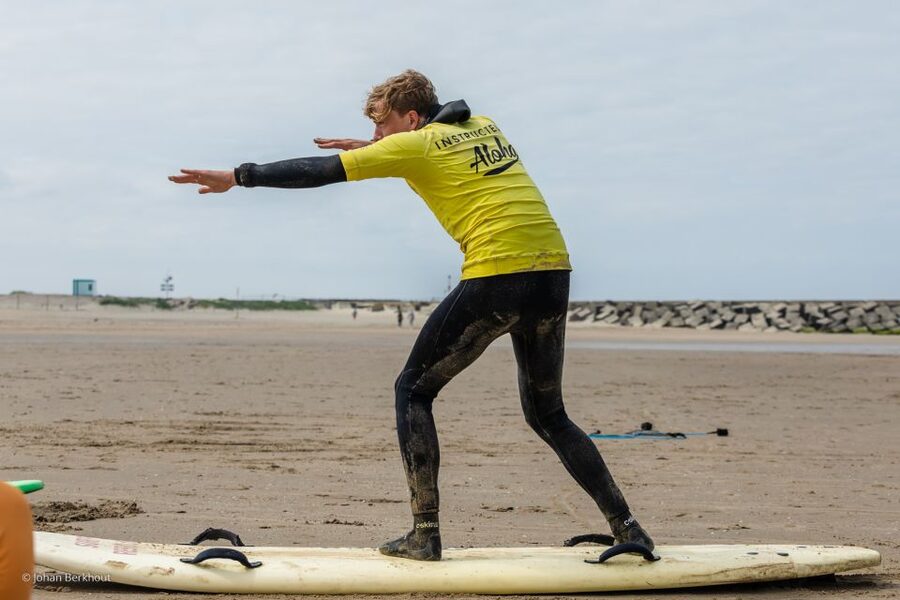 Scheveningen Beach: 1,5-Hour Surf Experience for Adults - How the lesson starts: history, safety, and getting your bearings