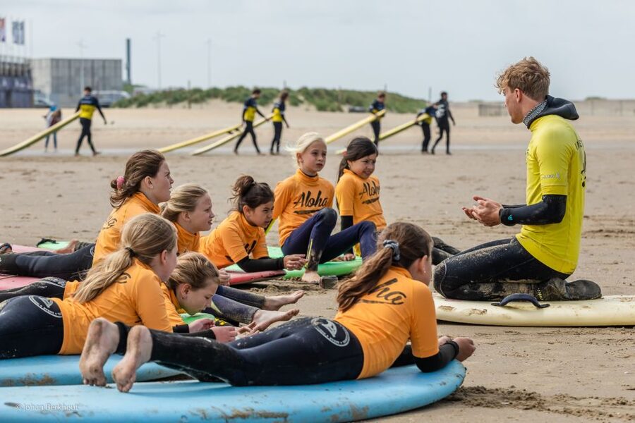 Scheveningen Beach: 1,5-Hour Surf Experience for Adults - Catching your first rides: standing up on Dutch waves