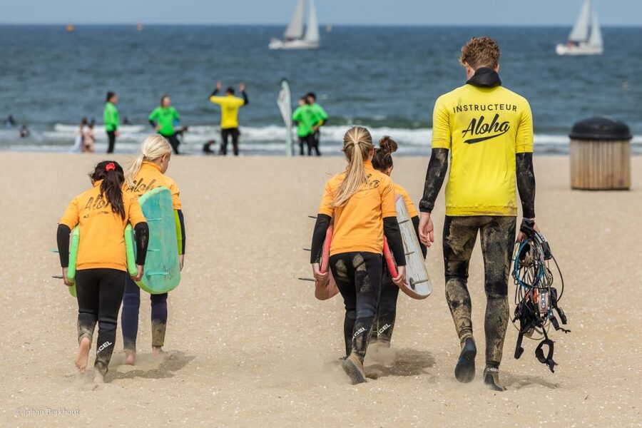 Scheveningen Beach: 1,5 hour Surf experience for families - From Aloha Surf to the beach: how the session gets rolling