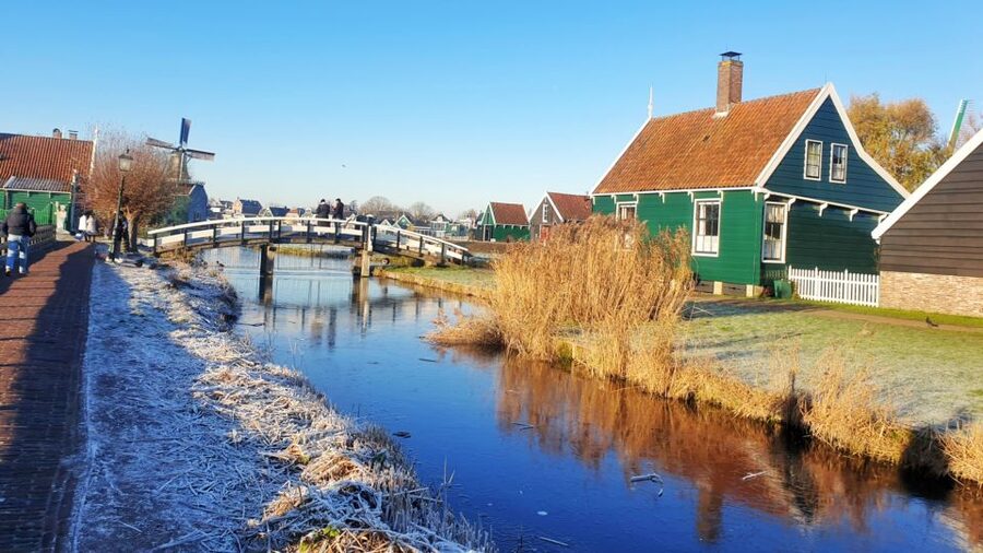 Small Group Zaanse Schans & Volendam Tour w/ Hotel Pick up - Volendam’s Old Port: Seaside Walking, Snacks, and Costume Time