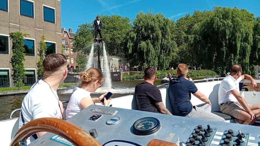 Smoke & Boat Amsterdam - The Official 420 Canal Cruise - Dennis (and the crew) bring the jokes and the facts