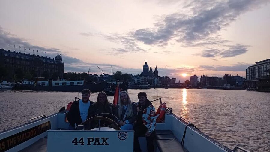 Smoke & Boat Amsterdam - The Official 420 Canal Cruise - Who should book this 420 canal cruise, and who should skip it
