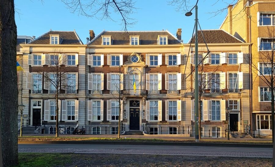The Hague: City Walking Tour - Narrow old streets and the human scale of regents and residents