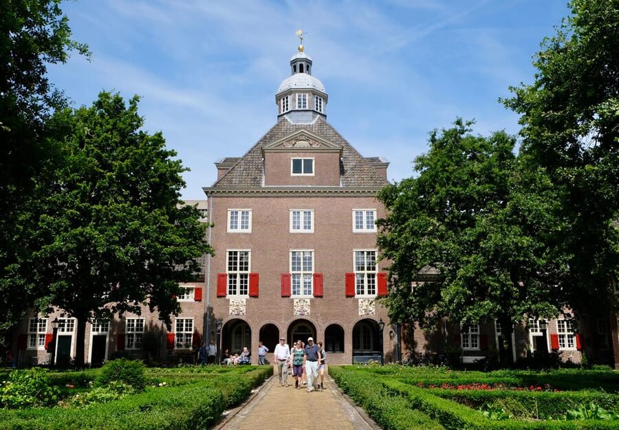 The Hague: Courtyard Walking Tour - What Could Trip You Up: Dutch-Only Stories and Pet Rules