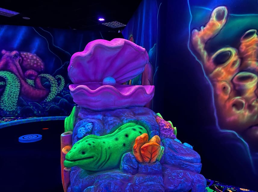 The Hague: Glowgolf Glow in the Dark Indoor Minigolf - Finding Glowgolf Scheveningen inside Palace Promenade