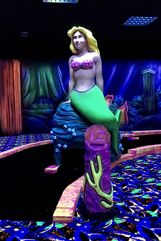 The Hague: Glowgolf Glow in the Dark Indoor Minigolf - 18 holes, challenges, and why this works for all ages