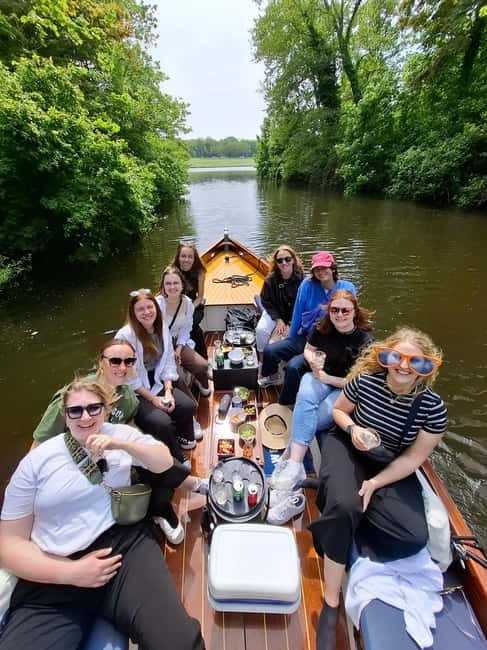 The Hague: individual tickets for an electric boattour! - Skipper stories: history, bridges, and canal life on the move