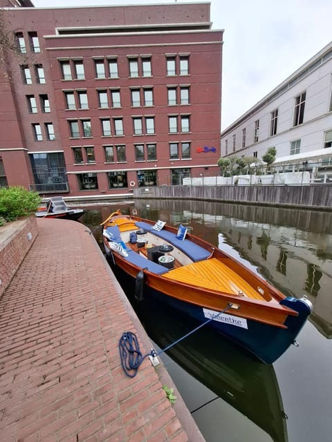 The Hague: Private Boattour up to 10 persons - Where You Meet and How to Start Smoothly