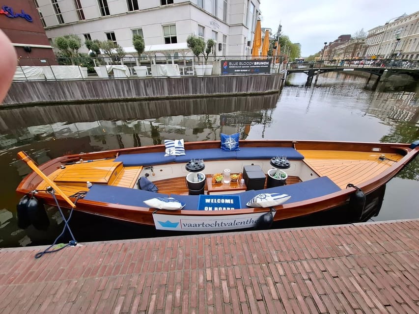 The Hague: Private Boattour up to 10 persons - The Hague Center Route, Built for a 75-Minute Taste