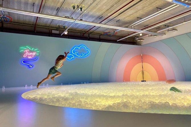 The Upside Down Museum Amsterdam Admission Ticket - Rooms to look for: upside down sets, mirrors, ball pits, and more