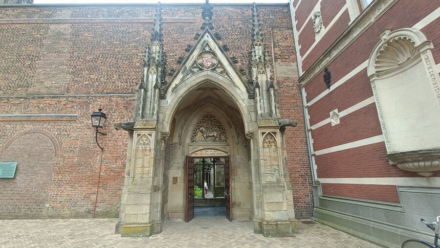 Utrecht Guided Highlights Walking Tour - Zakkendragerssteeg and the narrow-street feel of Utrecht
