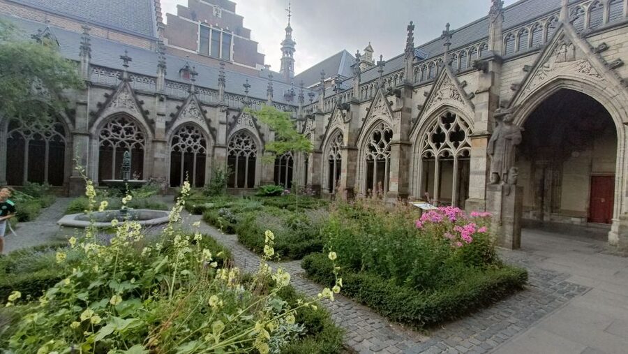 Utrecht Guided Highlights Walking Tour - Beeld Adrianus VI and the statue trivia that sticks
