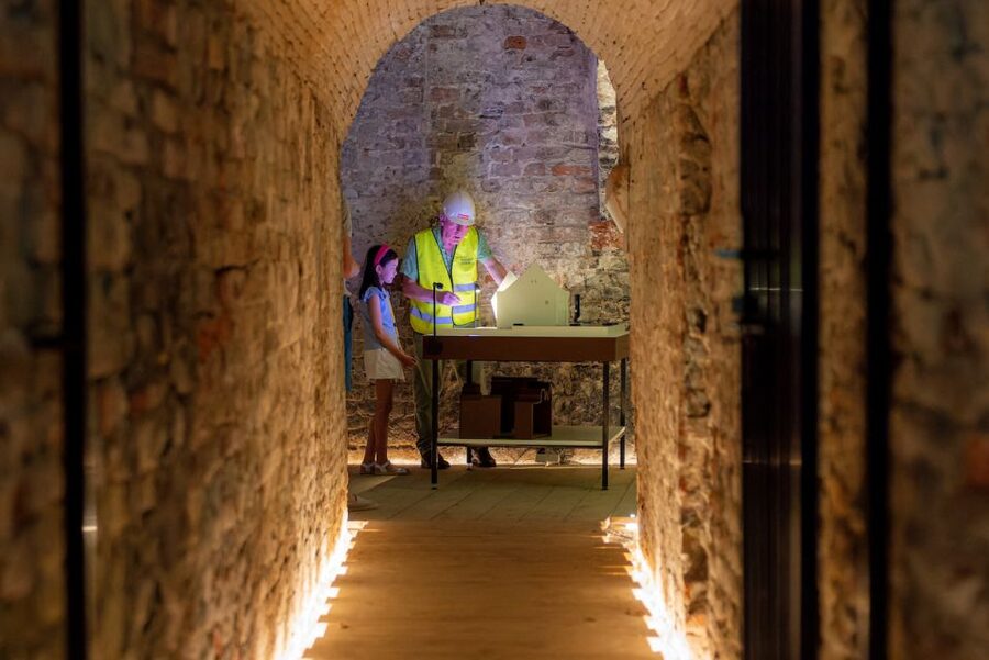 Utrecht: Lofen Palace with Entry Ticket & Guide - Underground arches, surprising elements, and what to watch for