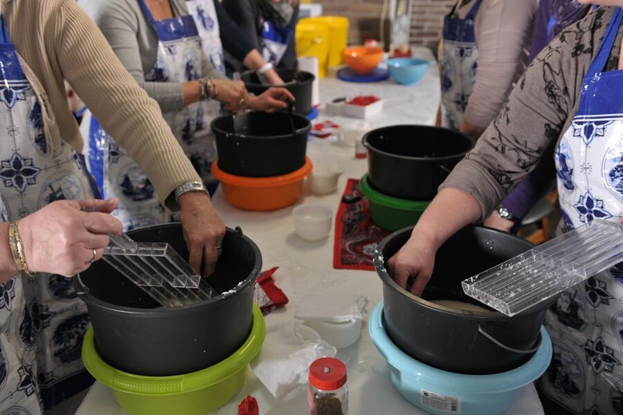 Volendam: 2.5-Hour Cheesemaking Workshop & Clog Making Tour - The 2.5-hour cheesemaking rhythm, from raw milk to your own farmer’s cheese