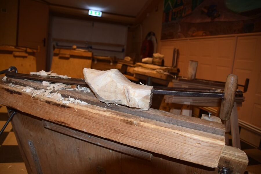Volendam: 2-Hour Clogmaking Workshop and Cheese Tour - When guides matter most: what kind of experience you’ll get