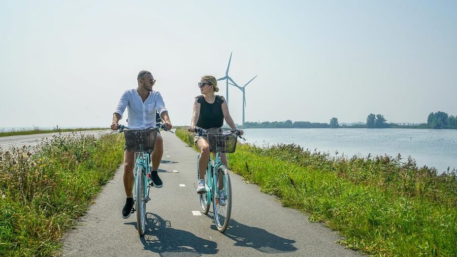 Volendam: Bike Rental including Highlights-Routes - Broek in Waterland and Zuiderwoude: Park and Wander for Photos