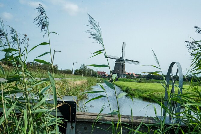 Volendam: E-bike rental with suggested countryside- and fisherman village route - Edam in about an hour: narrow canals, boutiques, and the cheese-market payoff