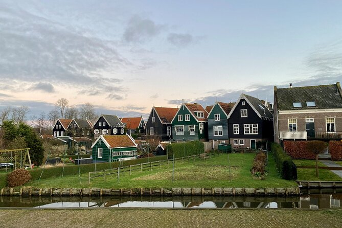 Volendam: E-bike rental with suggested countryside- and fisherman village route - Monnickendam in about an hour: old-center time travel and a beer-brewery break