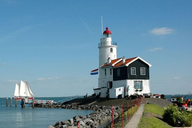 Volendam: E-bike rental with suggested countryside- and fisherman village route - Extending to Marken: the 10 km dike feel, wooden facades, and a boat back to Volendam