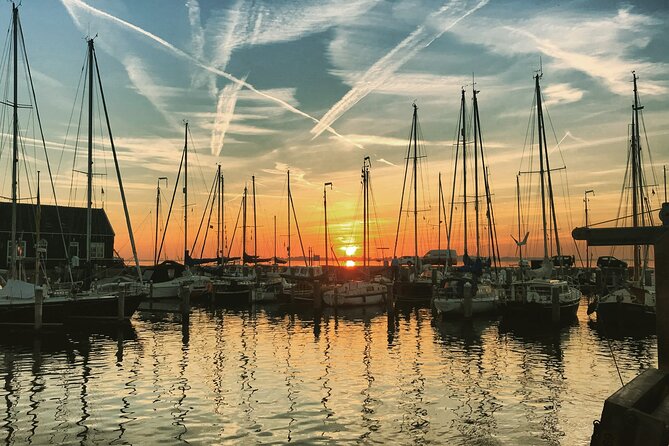 Volendam: E-bike rental with suggested countryside- and fisherman village route - Practical riding tips for Dutch paths, from check-in to drop-off
