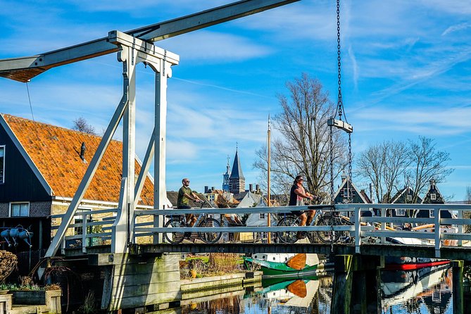 Volendam: E-bike rental with suggested countryside- and fisherman village route - The dike scenery route: windmills, meadows, and the Gouwzee moment