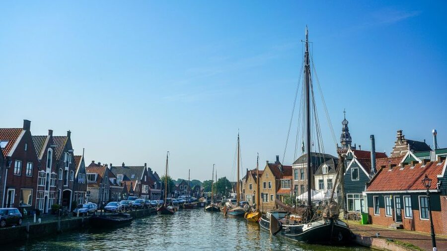 Volendam: E-Scooter Rental - Practical riding tips for Dutch dikes and canal towns