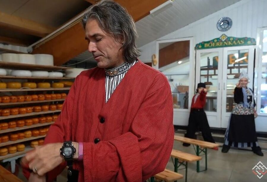 Volendam: Traditional Costume Photo with Cheese & Clog Tour - Should You Book the Volendam Costume, Cheese, and Clog Tour?