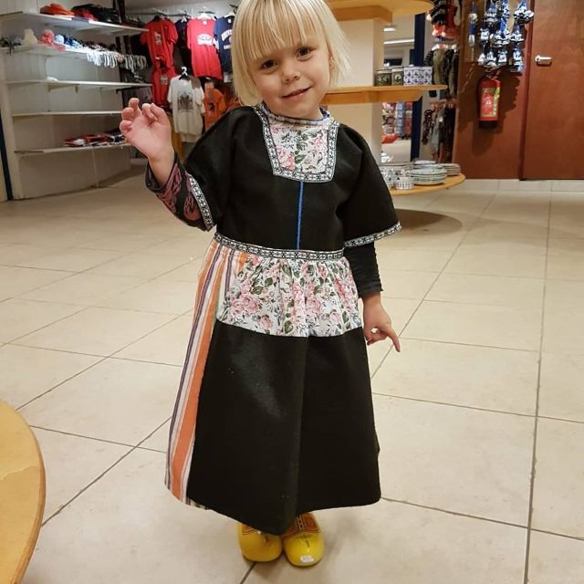 Volendam: Traditional Costume Photo with Cheese & Clog Tour - Clog Factory and Shopping: Wood to Footwear, Then Food to Buy