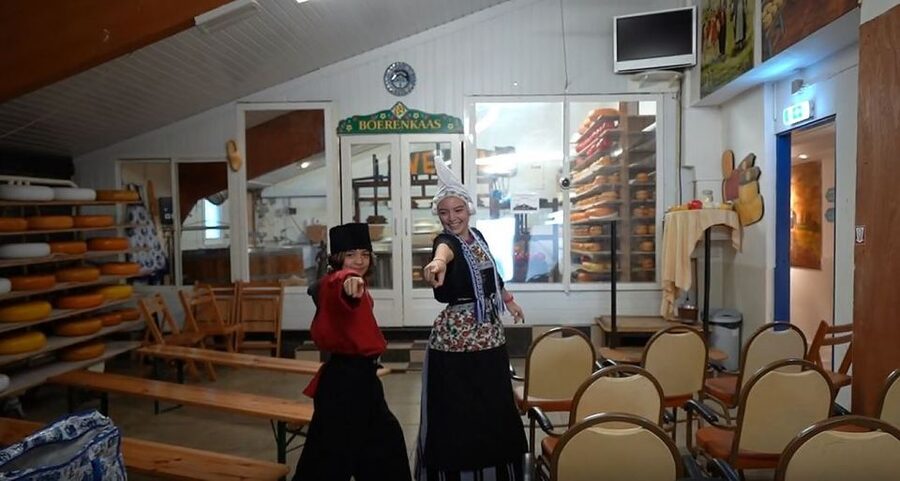 Volendam: Traditional Costume Photo with Cheese & Clog Tour - Price and Value: How $11 Adds Up (and When It Might Not)